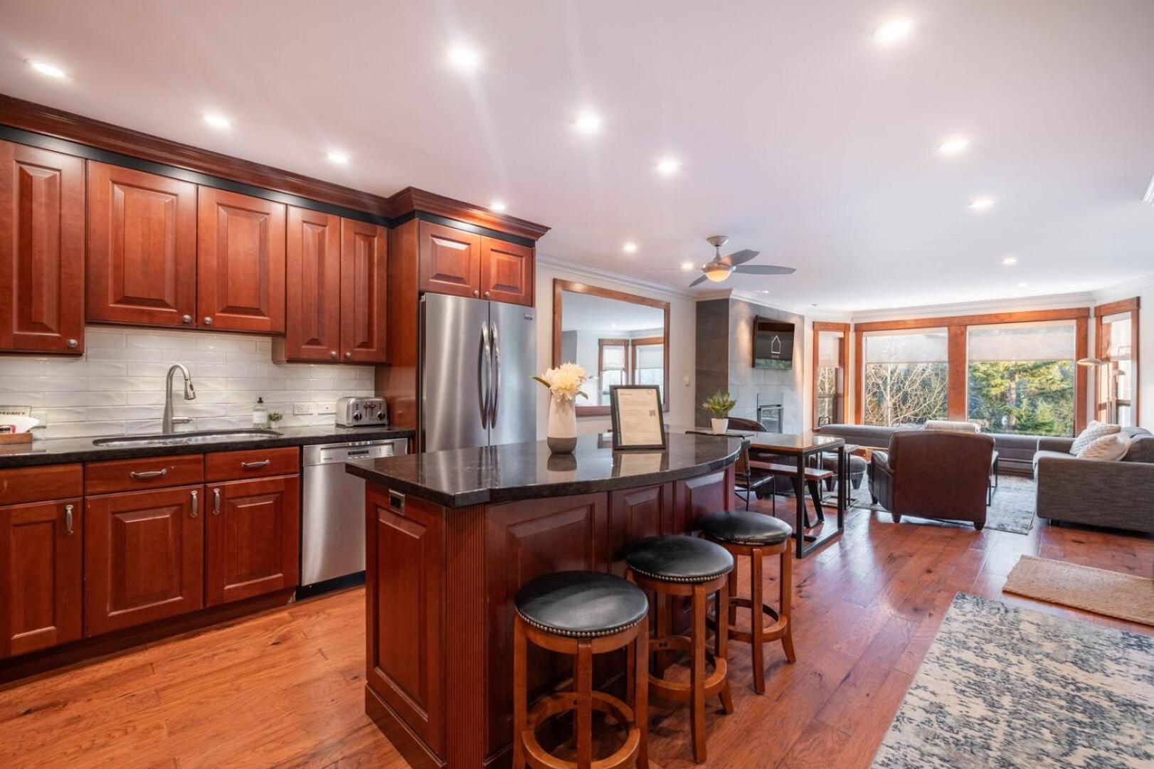 Greyhawk By Outpost Whistler Villa Екстериор снимка
